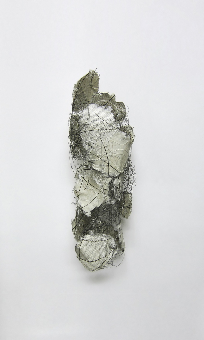 Wiring, 2014, papel feito  mo e arame de ao, 67 x 23 x 20 cm 