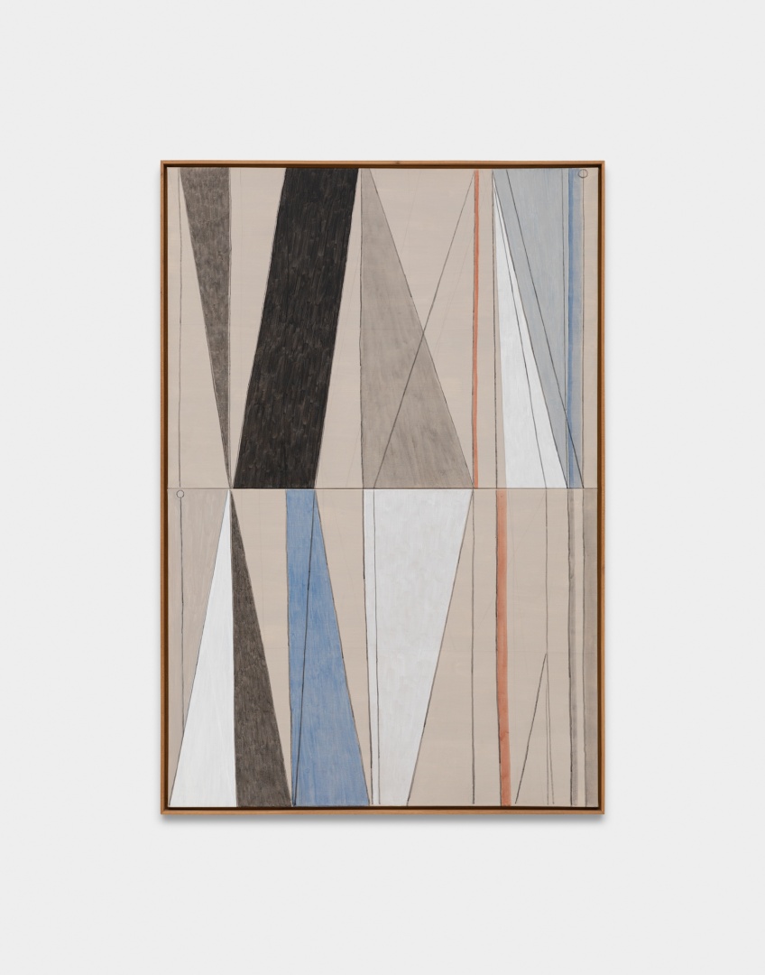 Abrigo, 2014, caolin, carvo e acrlica sobre tela, 195 x 130 cm 