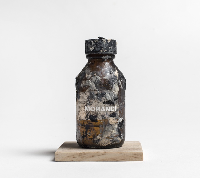 Morandi, 2012, vidro e oleo de linhaa em base de madeira, 10,5 x 7,5 x 7,5 cm 