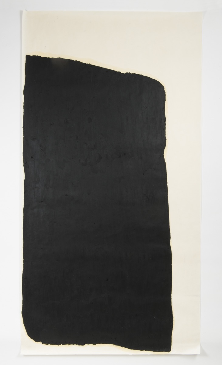 Mole III, 2019, bastao oleoso sobre papel japones, 187 x 97 cm 