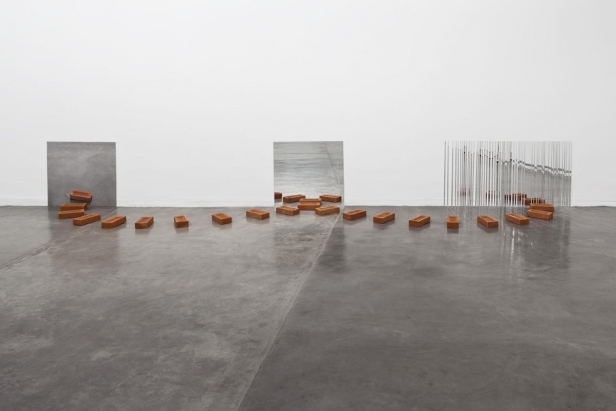 Infinito, 2011, instalacao, espelhos, tijolos, dimensoes variaveis 