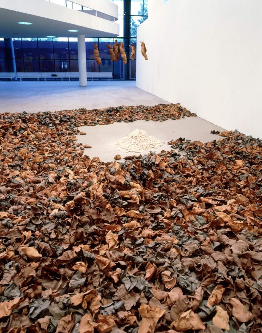 Cerâmicas, 1996, 8.000 pequenas peças de cerâmica e cinza de papel carbonizado, 23ª Bienal Internacional de São Paulo, São Paulo, Brasil 